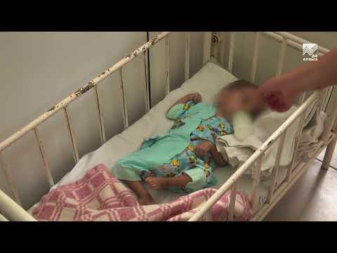 Видео: Инспекторам отдела по делам несовершеннолетних пришлось изъять детей из неблагополучной семьи