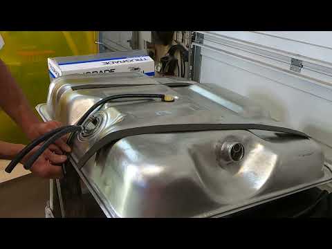 Видео: Установка нового бензобака на Ford F250 4X4 1984 года выпуска "Big Red". Замена переднего и задне...