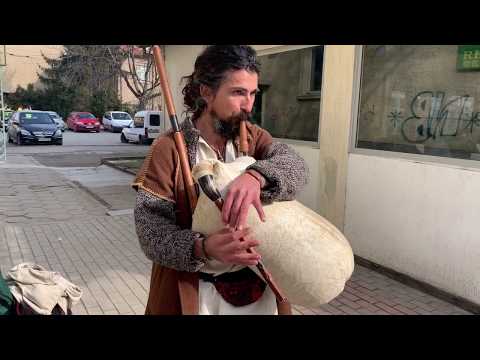 Видео: Street Music Performer on Bulgarian Kaba Gaida (Bagpipe). Родопска Каба Гайда с ЖельоМир и Гено