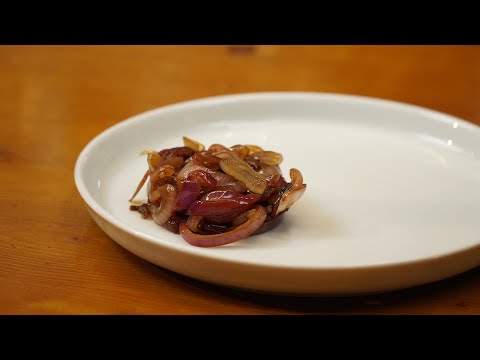 Видео: Готовим карамелизированный лук/Сосед, готовит