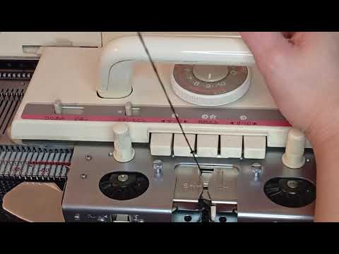 Видео: Юбка с воланами из пряжи с пайетками.