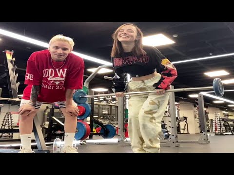 Видео: АНДРЕЙ ТРЕНИРУЕТ ФАСОЛЬКУ - ИРЛ СТРИМ ИЗ СПОРТ ЗАЛА - Follentass, Fasoollka