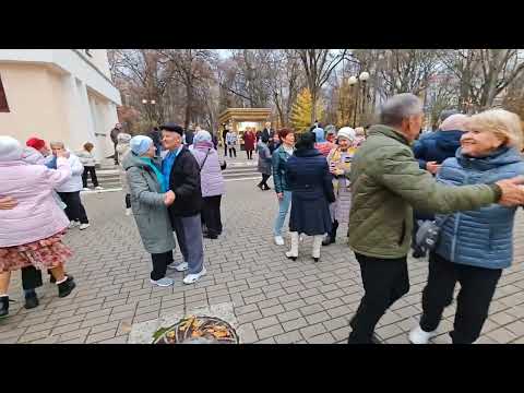 Видео: 1.11.25г... "А Кто Дал Право Вам Судить?"... звучит на Танцполе в Гомельском парке... 