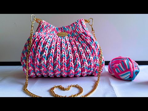 Видео: Как связать крючком простую и быструю сумку из пряжи для футболок