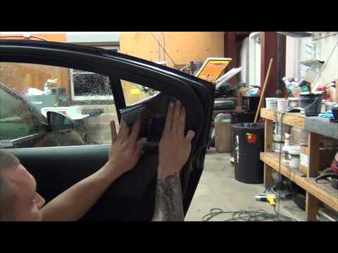 Видео: Как профессионально тонировать заднее боковое стекло (для начинающих)