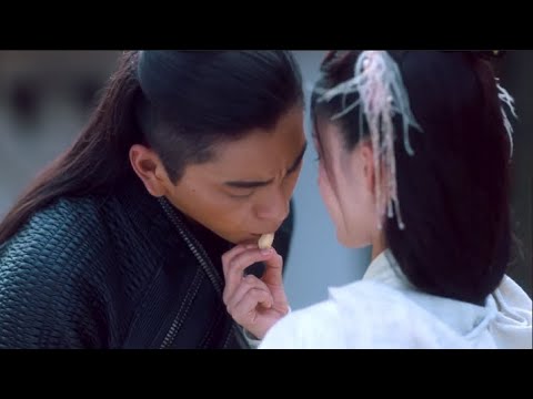 Видео: Другая девушка изо всех сил пытается завоевать сердца волчицы. Героиня такая ревнивая.