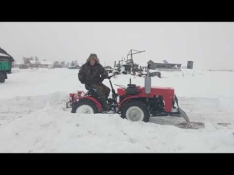 Видео: Работа трактора с прямым бульдозерным ножом.