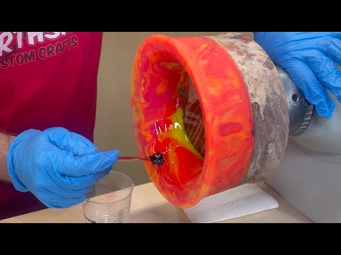 Видео: Точение по дереву: нанесение смоляного/эпоксидного покрытия на чашу