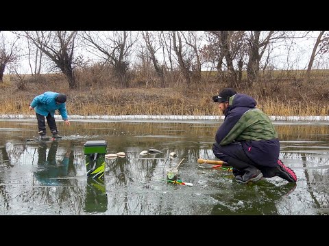 Видео: НАЛОВИЛ И ОТДАЛ РЫБУ БАБУШКЕ. С ЭТОЙ РЫБАЛКИ ГОЛОДНЫМИ НИКТО НЕ ОСТАЛСЯ. Караси и окунь на мормышку.