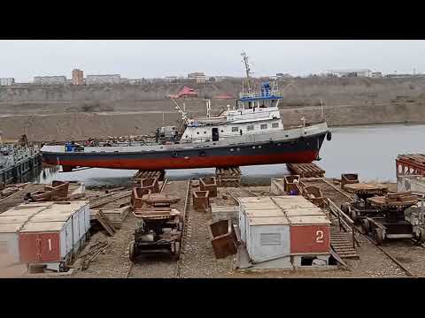 Видео: Спуск на воду теплохода "Плотовод-709"