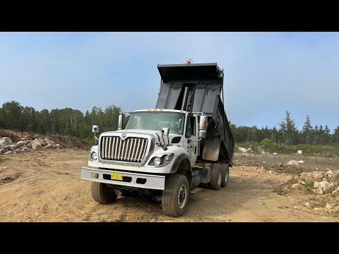 Видео: ОДИН ДЕНЬ ИЗ ЖИЗНИ ВОДИТЕЛЯ САМОСВАЛКИ. ЭТИ РЕБЯТА ЗАСЛУЖИВАЮТ БОЛЬШЕГО УВАЖЕНИЯ