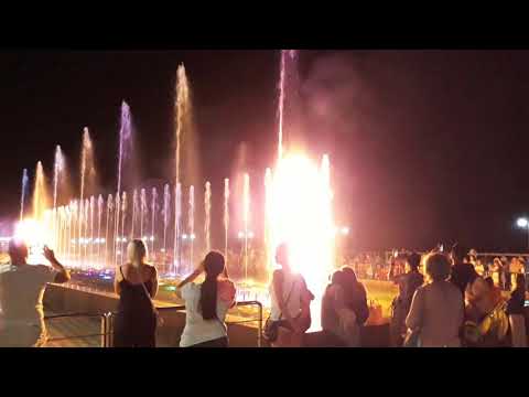 Видео: Сочи. Адлер. Поющий светомузыкальный фонтан с огнем на Имеретинской набережной. (Бархатные сезоны).