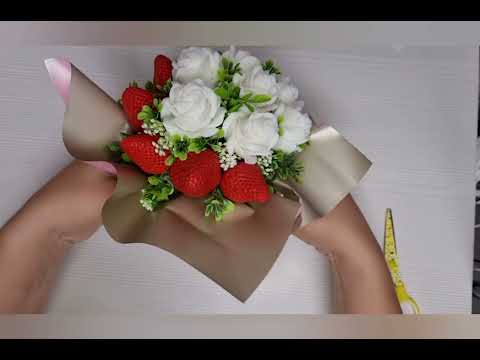 Видео: Мыловарение. Упаковка букета из роз и клубники.