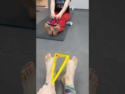 Видео: Упражнения для стоп с фитнес резинкой, профилактика плоскостопия