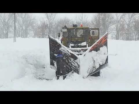 Видео: Трактор Кировец. Опять метель! Пробиваемся в поселок Гай.