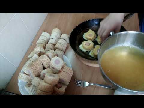 Видео: Рулеты из вафельных коржей, картофельным пюре и сосиской.