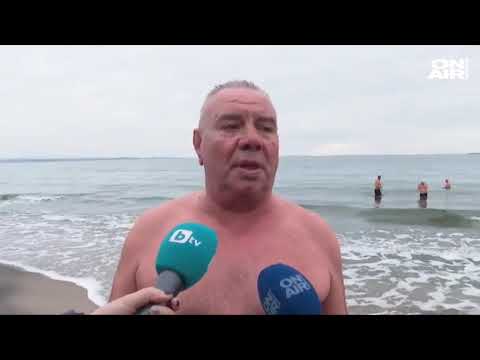 Видео: Да плуваш в леденото море: Приятели моржуват на бургаския плаж от години