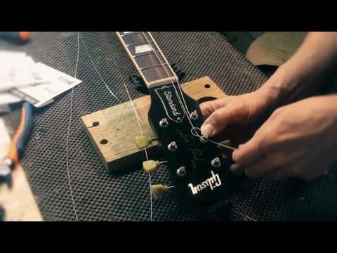 Видео: Установка струн на гитаре