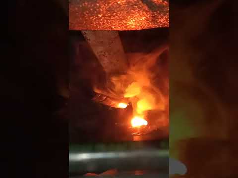 Видео: Renault Megane 2 | Снятие и установка приемной трубы| откручиваем гнилые гайки.