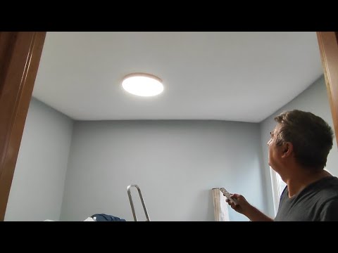Видео: 58. Установка люстры, розеток и выключателей, поклейка панно на потолке в ванной.