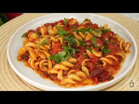 Видео: Просто съчетание, което покорява с вкуса си! ПАСТА, ЗАПЕЧЕНА В СОС ОТ ЧУШКИ, ДОМАТИ И ЛУК