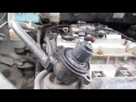 Видео: Mitsubishi airtrek 2002 г   двс 4G63 2WD датчик холостого хода часть 1 !