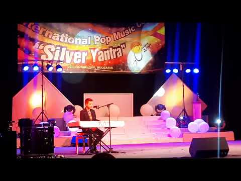 Видео: Александър Момински - "Страничен наблюдател" - cover