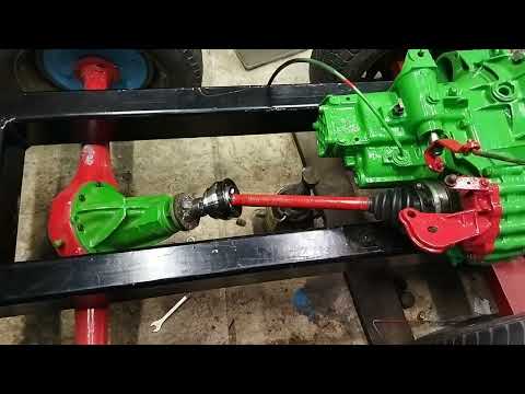 Видео: Гусеничный минитрактор,соединяю КПП и мост.