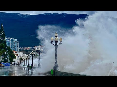 Видео: ЭТОТ ШТОРМ КРУЧЕ ПРЕДЫДУЩЕГО. КРЫМ, ЯЛТА - СНЯТО ТРИ ЧАСА НАЗАД 