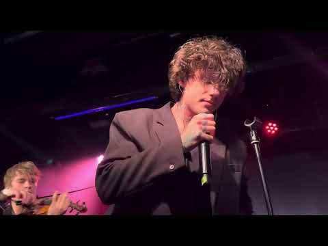 Видео: Xolidayboy - Ты дарила мне розы - Первый акустический концерт // Москва, 15 сентября 2023