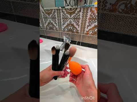 Видео: Очищаем кисти от косметики💅💧