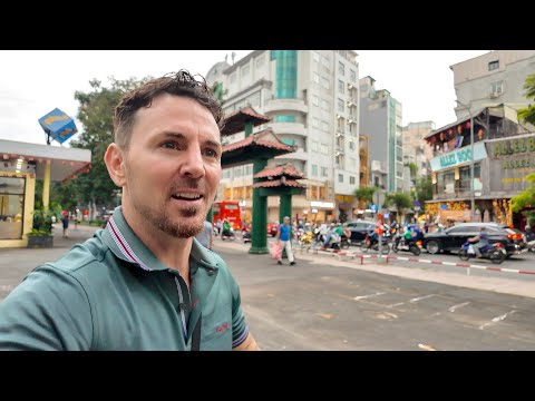 Видео: Прогулка по Сайгону в сумерках 🌆 Стоимость ужина и энергия района 1