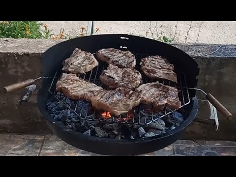 Видео: Мясо, овощи и кукурузу жарим на углях в Черногории