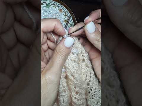 Видео: КАК ВВЯЗАТЬ БУСИНЫ в вязание спицами. БУСИНЫ И ШАЛЬ