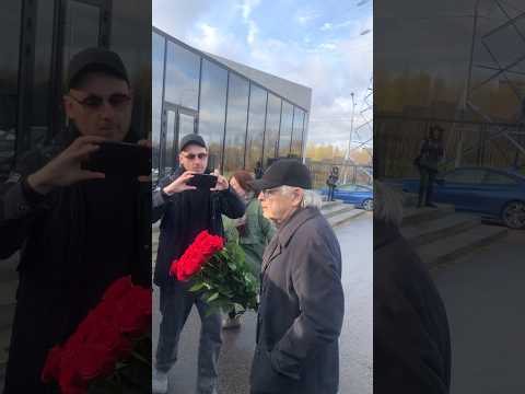 Видео: Певец Юрий Антонов на прощании с Юрием Николаевым. Троекуровское кладбище. 08.11.2025