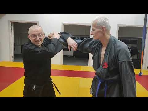 Видео: Способы работы на кисть с ножом и от захвата за плечо. Фрагмент занятия.