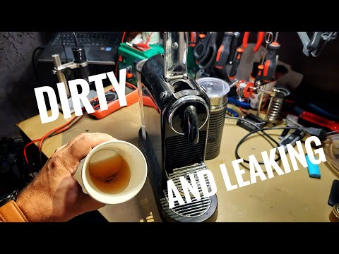 Видео: NESPRESSO - Очистите остатки старого кофе и устраните протечку в отсеке для капсул.