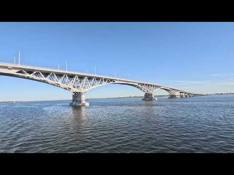 Видео: Река Волга - Саратов. Проход Саратовского моста. Набережная Космонавтов. Речной вокзал (г.Саратов)