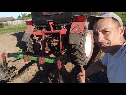 Видео: Самодельный супер агрегат!Первая обработка картофеля  ежами!Самодельным трактором!