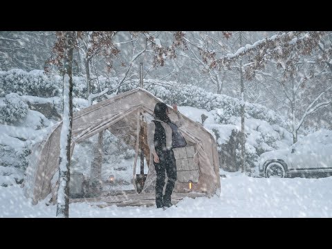 Видео: Соло-кампинг в снежной буре при -15℃ с новой надувной палаткой / V-лог о кемпинге