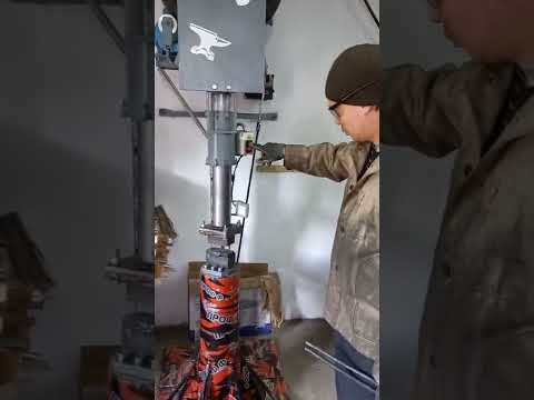 Видео: Самодельный кузнечный молот. Колесник. Power hammer machine.