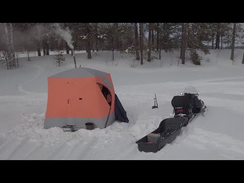 Видео: Рыбачим  на лесном озере в КАРЕЛИИ. Ночуем в палатке.