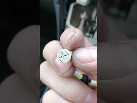 Видео: Замена лампочек в приборной панели и центральной части Nissan sanni fb15