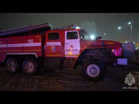 Видео: Ликвидация пожара в торгово-сервисном центре в Барнауле