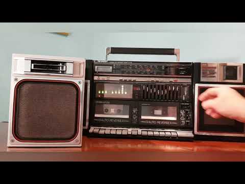 Видео: Что лучше - Sharp WF-939, Sony CFS-W900, Sharp GF-800 - Колонки