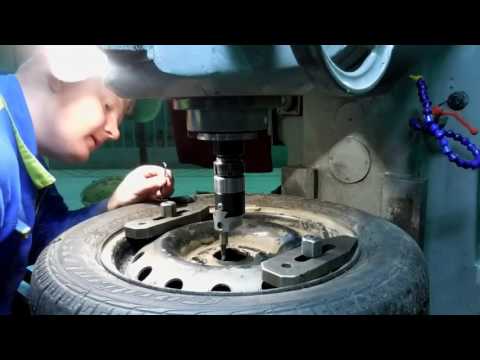 Видео: Как расточить колесные диски  Фрезеровка расточной головкой