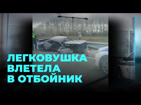 Видео: Автомобиль неожиданно вышел из-под контроля и врезался в ограждение