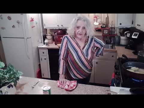 Видео: Нежные жареные куриные желудки, пирожки Джонни, капуста с картофелем и фасоль пинто