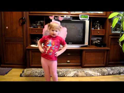 Видео: Раз ладошка, два ладошка =) Натусик 3года.