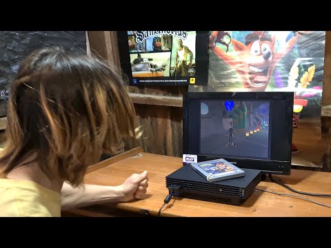 Видео: Злой геймер уничтожил PlayStation 2 и Crash Bandicoot